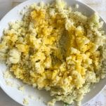 Purea di cavolfiore e patate con uova e formaggio nella ciotola