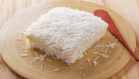 Porzione di torta vegan al cocco