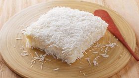 Porzione di torta vegan al cocco