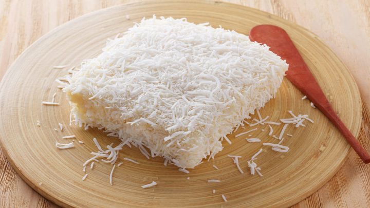 Porzione di torta vegan al cocco