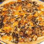 Quiche al radicchio appena sfornata