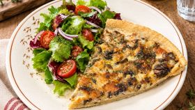 Fetta di quiche di radicchio con insalata