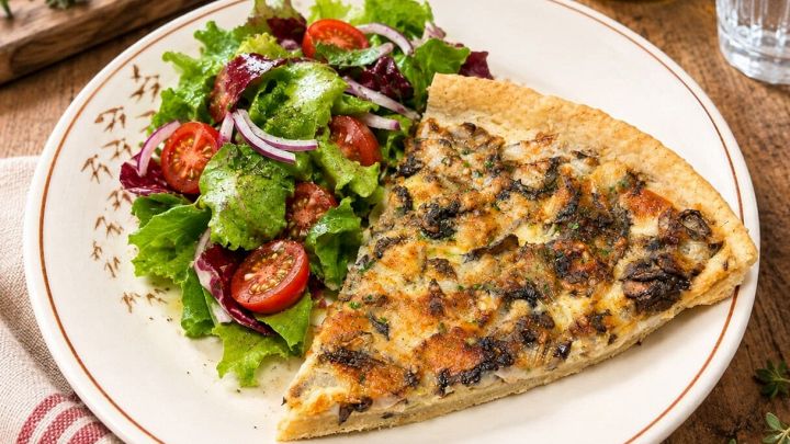 Fetta di quiche di radicchio con insalata