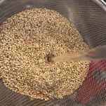 Lavaggio della quinoa sotto l'acqua corrente
