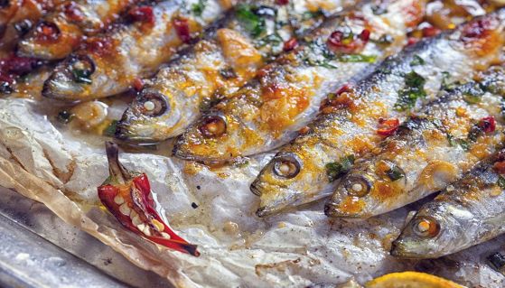 Teglia con sardine grigliate