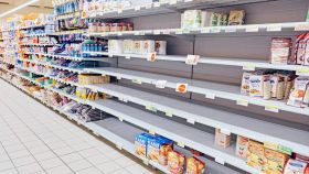 Supermercato con scaffale semivuoto