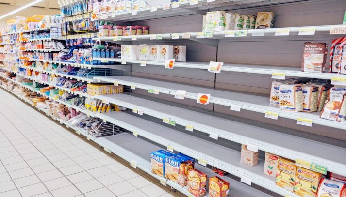 Supermercato con scaffale semivuoto