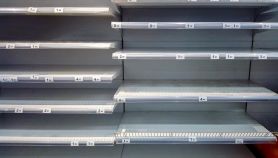 Visuale di scaffali completamente vuoti al supermercato per carenza di scorte e sciopero