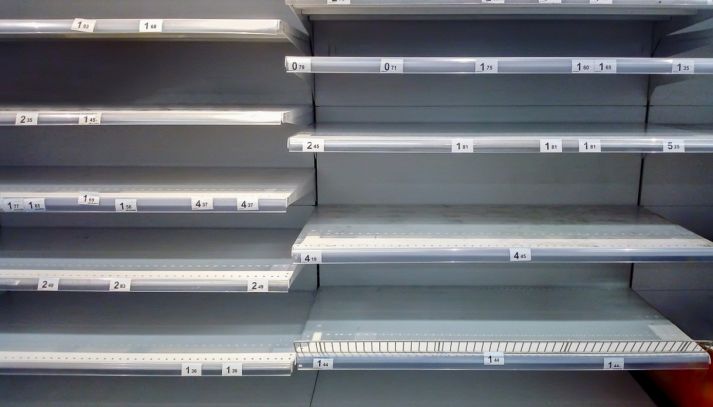 Visuale di scaffali completamente vuoti al supermercato per carenza di scorte e sciopero