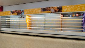 Corsia del supermercato con scaffali vuoti