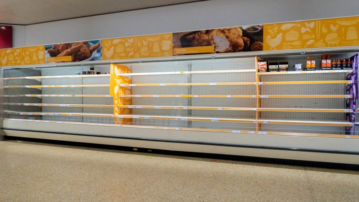 Corsia del supermercato con scaffali vuoti