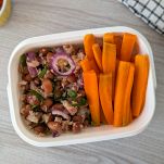 schiscetta-con-insalata-di-fagioli-e-tonno-sul-tavolo