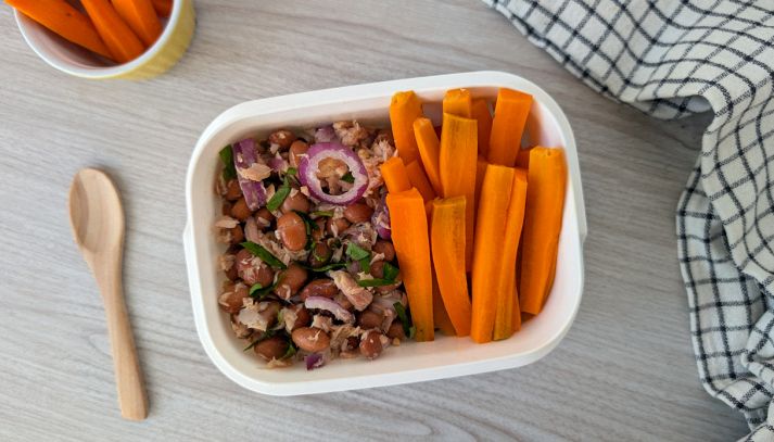 schiscetta-con-insalata-di-fagioli-e-tonno-sul-tavolo