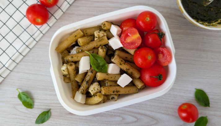 Tavola con schiscetta con pasta al pesto e mozzarella