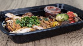 Pollo e verdure grigliate nel contenitore