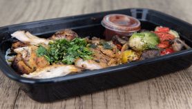 Pollo e verdure grigliate nel contenitore