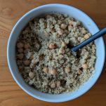 Mescolare quinoa con condimento