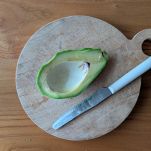 tagliare avocado a metà