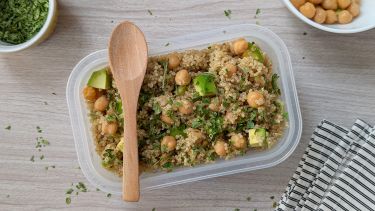Contenitore con quinoa ceci e avocado