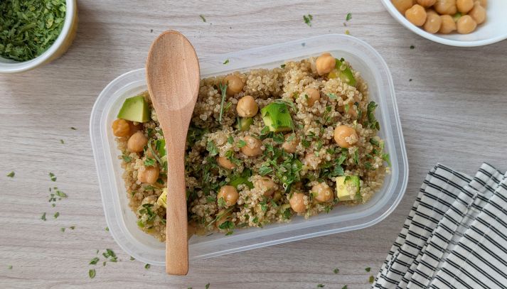 Contenitore con quinoa ceci e avocado