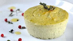 piatto con sformato di piselli con formaggio