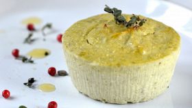 piatto con sformato di piselli con formaggio