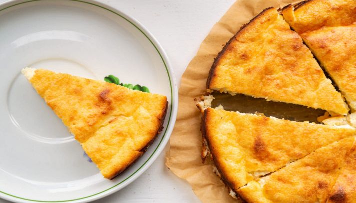 Piatto con fetta di sformato di semolino