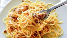 Spaghetti con ricci di mare arrotolati con la forchetta