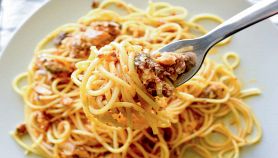 Spaghetti con ricci di mare arrotolati con la forchetta