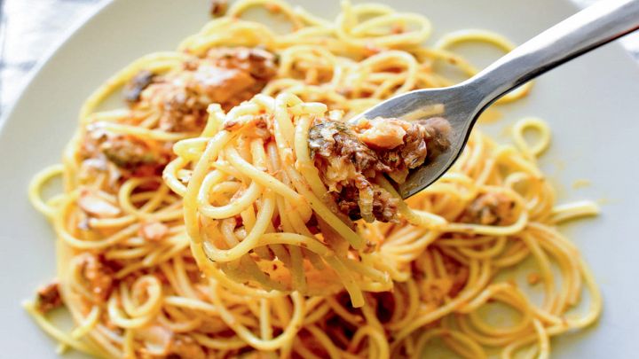 Spaghetti con ricci di mare arrotolati con la forchetta