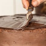 Cioccolato viene spalmato sulla torta