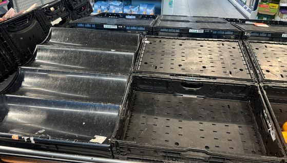 Supermercato palermitano, banco frigo vuoto