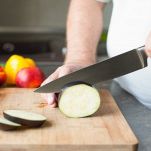 Affettare le melanzane con il coltello sul tagliere