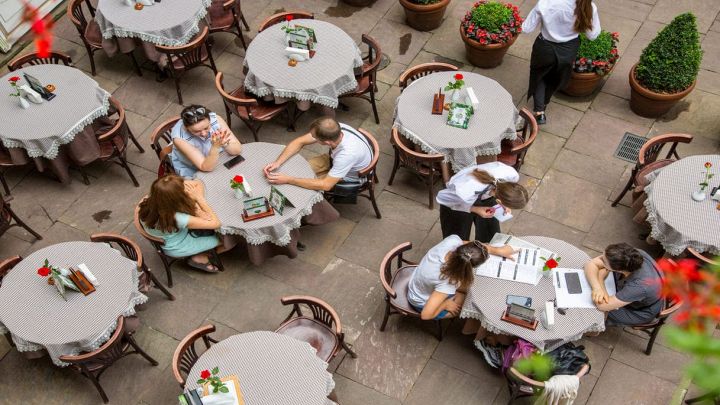 Ristorante con tavoli all'aperto visti dall'alto