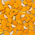 Zucca e cipolle nella teglia da mettere in forno