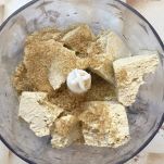 Tofu a cubetti con lo zucchero di canna nel boccale