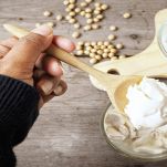Donna prende tofu cremoso dalla ciotola