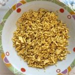 Ciotola con tofu grattugiato con spezie