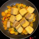 Tofu, pomodorini e capperi in padella