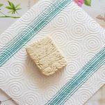 Panetto di tofu adagiato su carta da cucina
