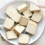 Cubetti di tofu affumicato nel piatto
