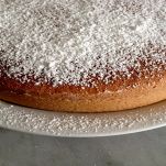 Piatto da portata con torta con zucchero a velo