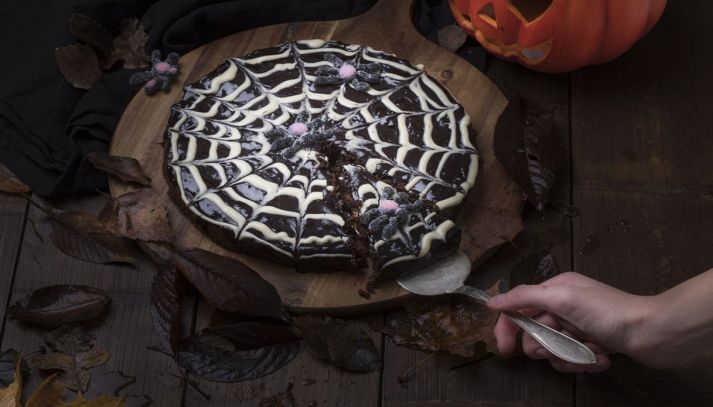 Torta al cioccolato decorata con ragnatela di cioccolato bianco