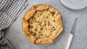 piatto con torta salata ai funghi