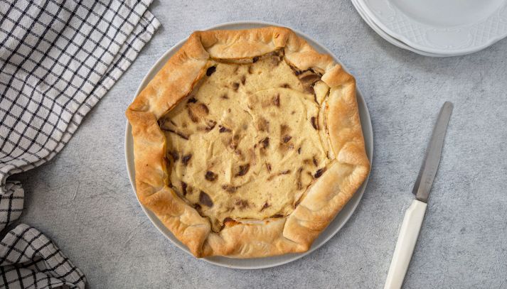 piatto con torta salata ai funghi