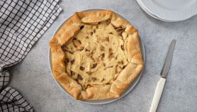 piatto con torta salata ai funghi