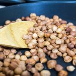 Tostare le nocciole in padella