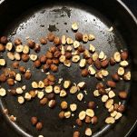 Tostatura delle nocciole in padella
