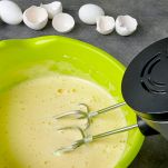 Ciotola con uova montate con le fruste