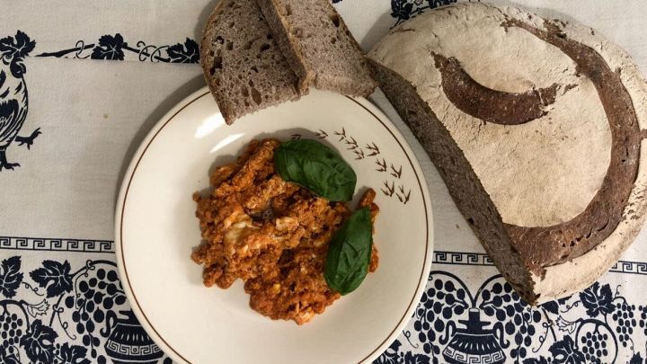 Uova strapazzate al pomodoro sul tavolo apparecchiato